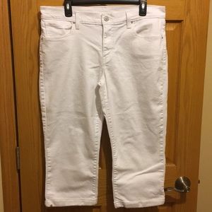 ~*~ Levi Strauss & Co White Jean Capris ~*~